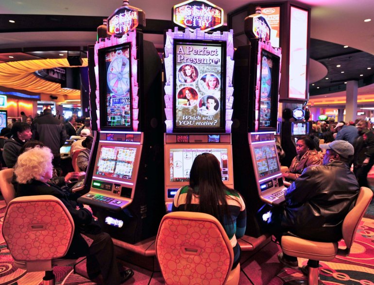 giocare alle slot machine in un casinò